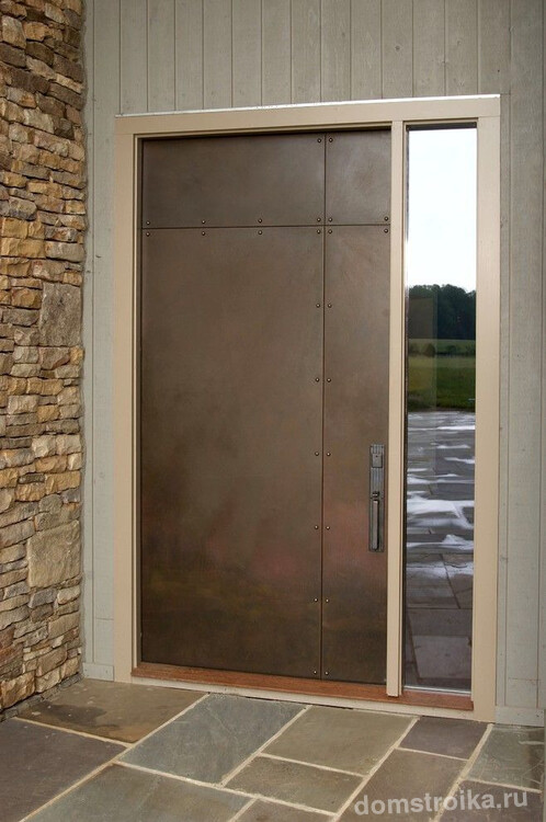 Входная металлическая дверь с болтами выглядит мощно и стильно одновременно