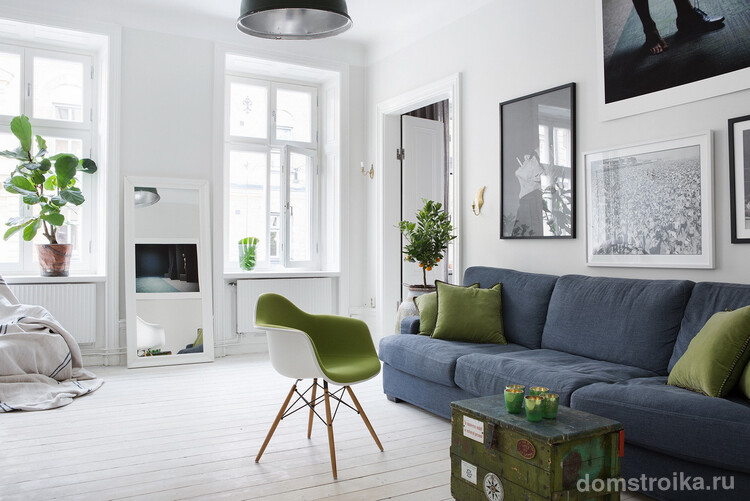 Яркие детали в гостиной в скандинавском стиле помогут разнообразить монохромный интерьер