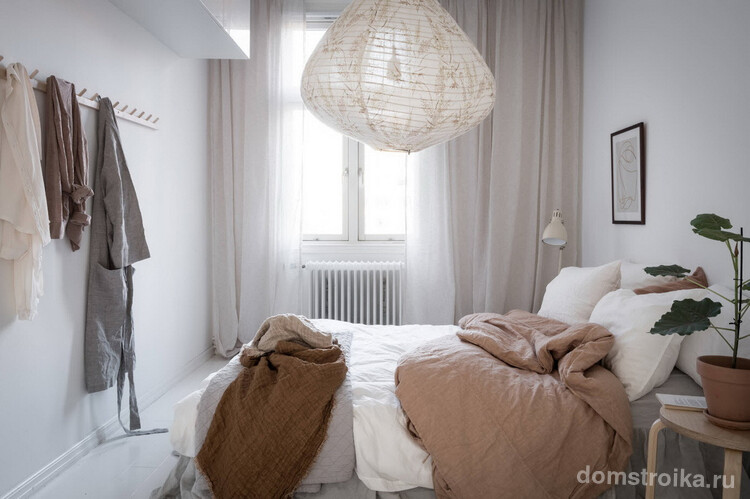 Выкрашенные в белый цвет стены и светлая мебель делают комнату более уютной
