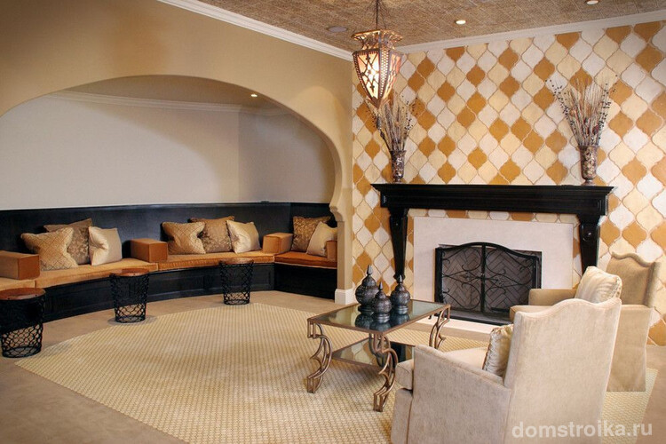 Крупная мозаика из керамической плитки в гостиной