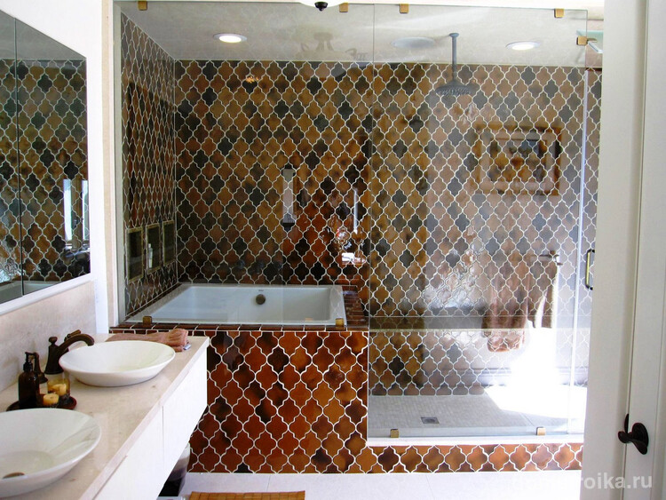 Бело-коричневое сочетание в ванной в марокканском стиле
