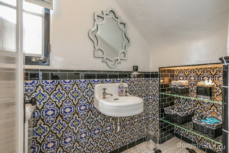 Ванная комната в стиле фьюжн с интересной керамической плиткой на стене