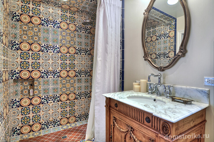 Разноцветная марокканская плитка красиво украсит стену в санузле