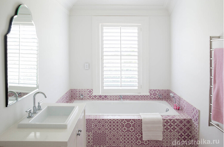 Зона ванны красиво оформлена бело-розовой плиткой зелидж