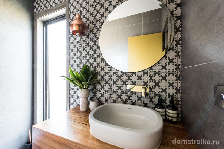 Современная ванная комната, оформленная с помощью плитки в марокканском стиле