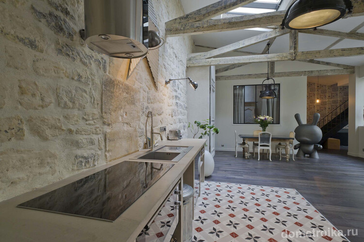 Кухня-студия в средиземноморском стиле с марокканской плиткой на полу