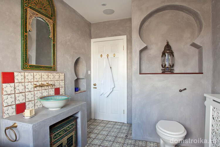 Красивая марокканская плитка над умывальником и на полу в просторной ванной