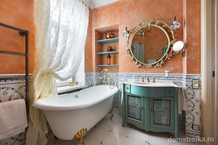 Зеркало с изящной рамой послужит прекрасным элементом декора ванной комнаты