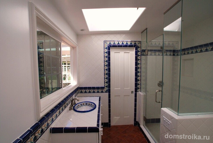 Ванная комната в белом кафеле с синим узором