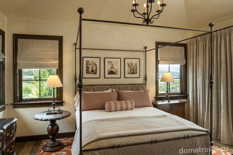 Красивая кованая кровать в классической испанской спальне