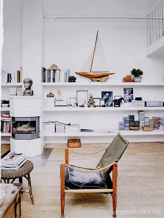 Стиль модерн в интерьере гостиной с небольшим необычным креслом