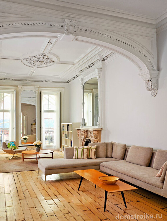 Сам потолок и камин с зеркалом являются превосходными аксессуарами для гостиной стиля модерн