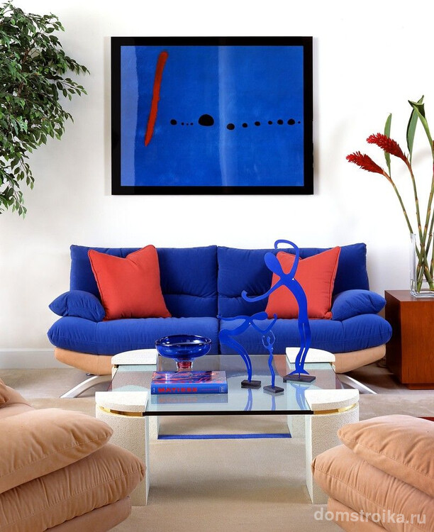 Ярко-синий диван и дополнительные аксессуары синего цвета присущи стилю модерн