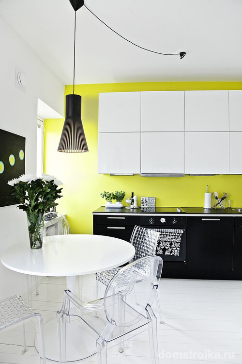 Черно-белая кухня в стиле модерн с контрастной стеной цвета лайм