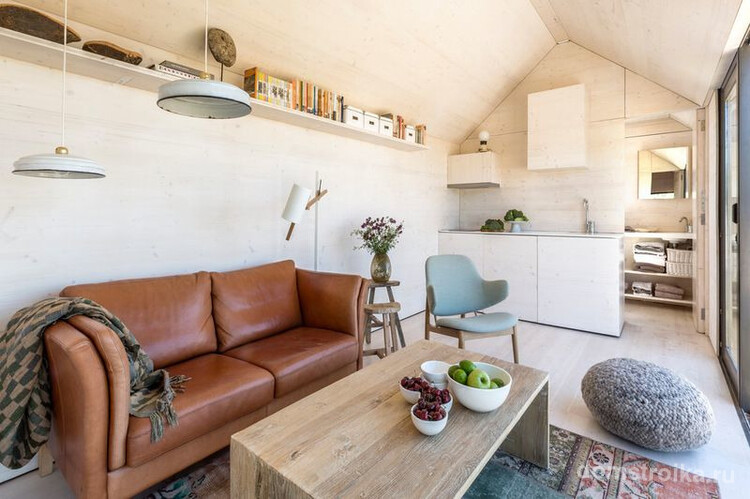 Бежево-коричневое сочетание в уютной гостиной стиля модерн