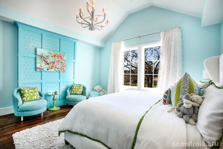 Мягкий голубой оттенок подчеркнет стирильность белой спальни