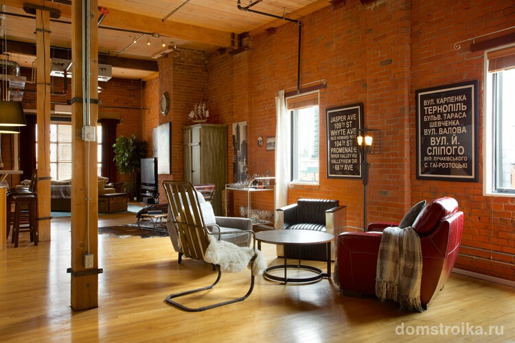 "Классика жанра" - минимально обработанные стены из красного кирпича, открытая проводка и воздуховоды в квартире-бывшем фабричном помещении, Эдмонтон, Канада