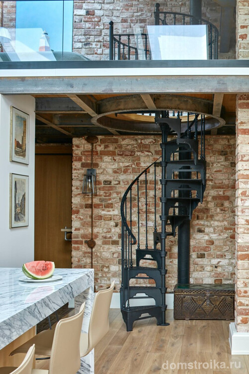Винтовые лестницы из черненого металла - одна из тех вещей, что подчеркивают аутентичность индустриального, лофт- или стимпанк-интерьера