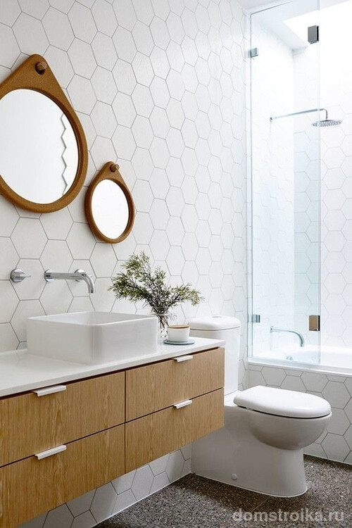 Современная ванная комната белого цвета с элементами из дерева