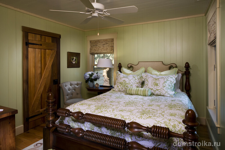 Сочетание спокойных пастельных оттенков, цветочных и старинных аксессуаров является отличным вариантом оформление спальни в стиле кантри