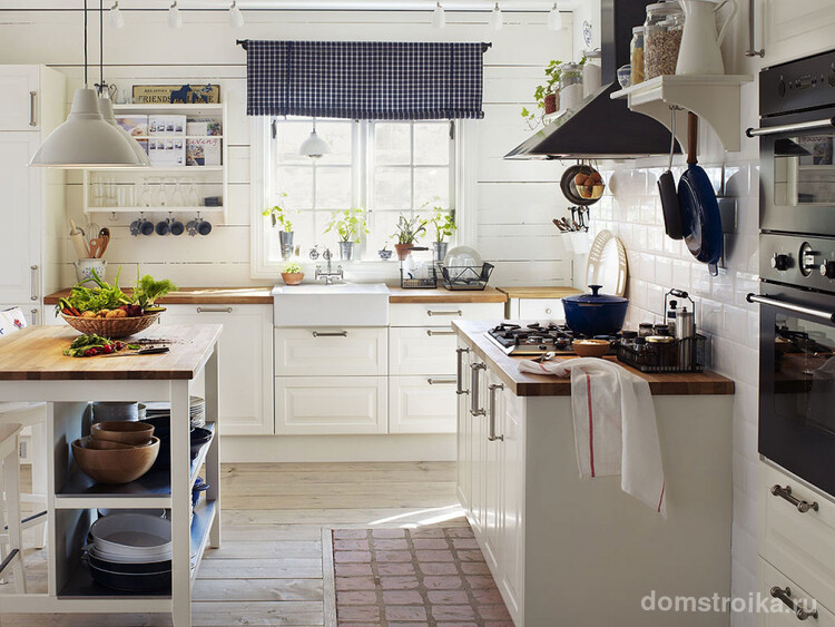Белая кухня в стиле кантри с дворецкой раковиной - отличная идея для вашей кухни