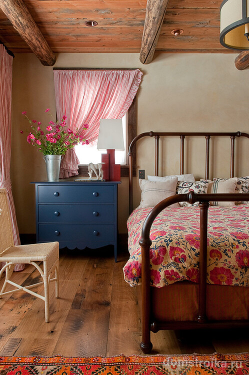 Яркие диванные подушки, тяжелые шторы, этнические элементы, ковры, статуэтки, напольные вазы - все это предаст особый шарм вашей спальне