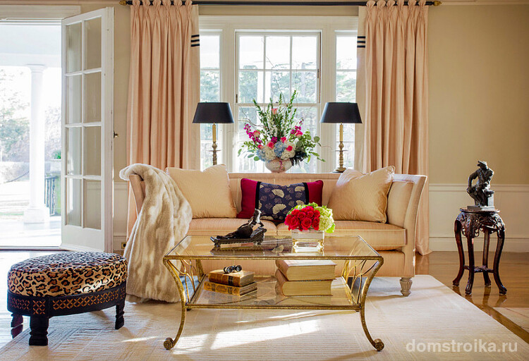 Сочетание леопардового принта и бежевых оттенков в гостиной, выполненной в стиле неоклассика