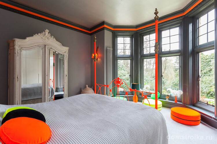 Серая спальня в стиле поп-арт с ярко-оранжевыми вкраплениями