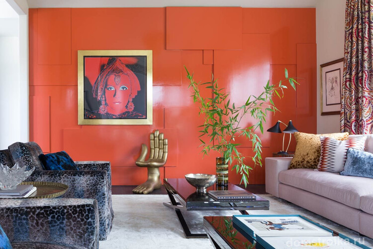 Необычное кресло в виде руки и красная стена в гостиной стиля поп-арт