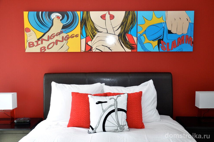 Яркая спальня с постерами из комиксов на стене