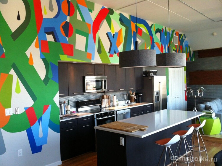 Подобная разноцветная отделка стен на кухне подойдет разве что для поп-арт интерьера