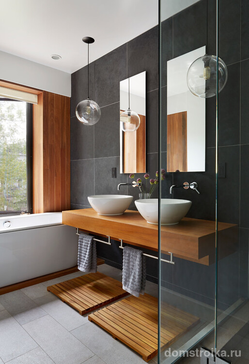 Древесина и два оттенка серого цвета - современный дзен в интерьере ванной комнаты