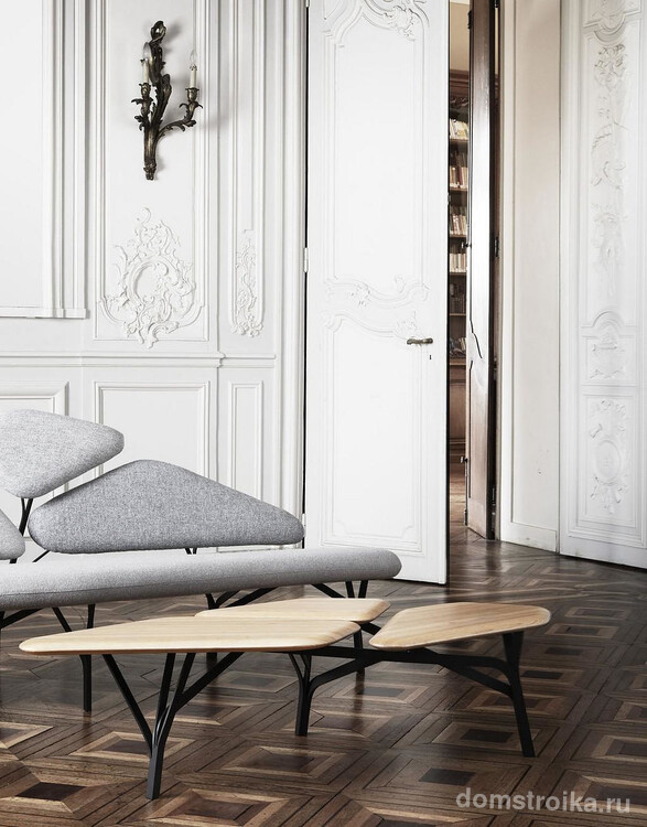 Парижский шик в современной квартире - это паркетный пол, белый цвет стен с молдингами и имитацией лепнины и изящная дизайнерская мебель
