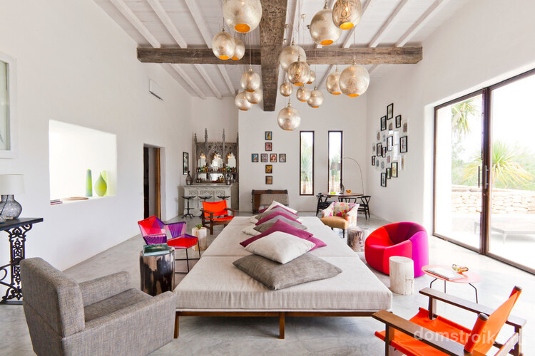 Яркие цвета помогут сделать дизайн комнаты контрастнее, тем самым подчеркнув смешанный стиль