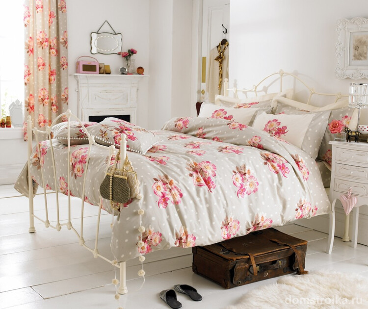 Эффектная кованая кровать в дизайне белой спальни