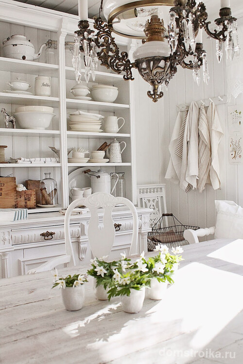Белая состаренная мебель в дизайне кухни прованс