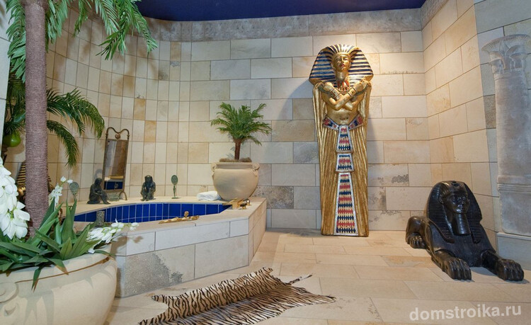 Данная ванная комната своим оформлением полностью переносит в Египет во времена правления фараонов