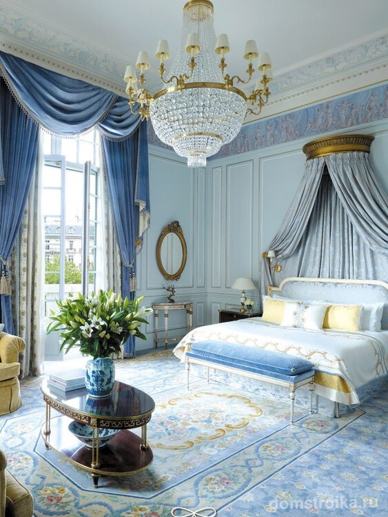 Нежно голубая спальная комната в стиле ампир