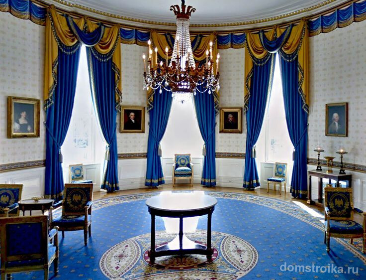 Торжественный зал с ярко синими предметами декора