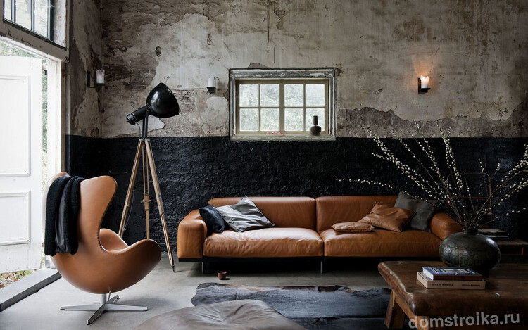 Большой кожаный диван так характерен для "промышленного" стиля интерьера