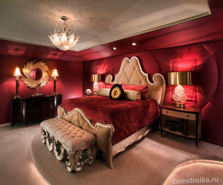 Красные тканевые обои в интерьере комнаты стиля барокко