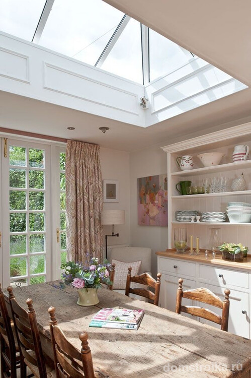 Красивые шторы пастельного цвета в нежной кухне