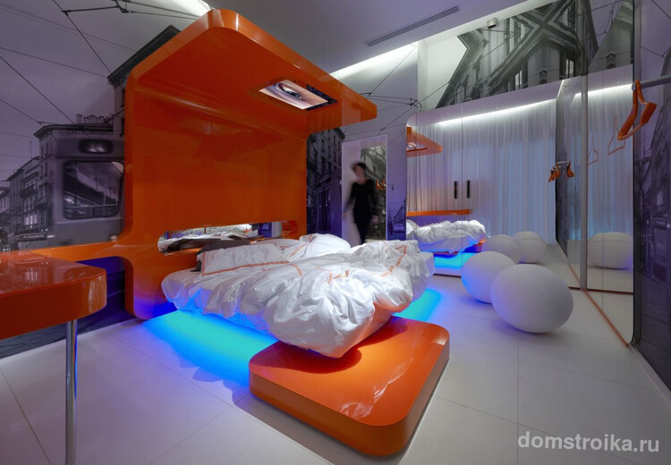 Яркая, стильная спальня хай-тек с мебелью сочного апельсинового цвета