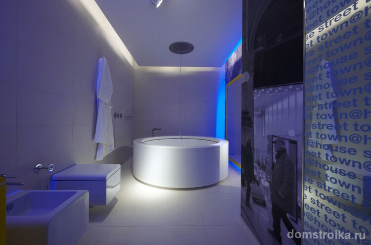 Стильная белая ванная комната с оригинальной круглой ванной