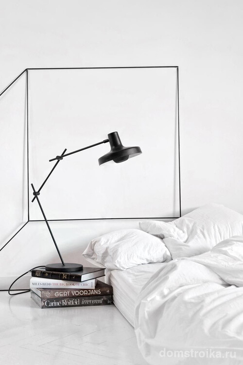 Яркий пример экстра-минимализма - матрац без кровати и книги вместо тумбочки