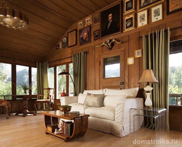 В гостиной, выполненной в американском стиле, даже обилие массивной мебели выглядит гармонично