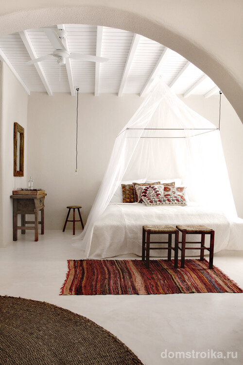 Оптимальный фон для спальни в греческом стиле - обычные белые стены с фактурной штукатуркой. Акцентом такого помещения может стать текстиль