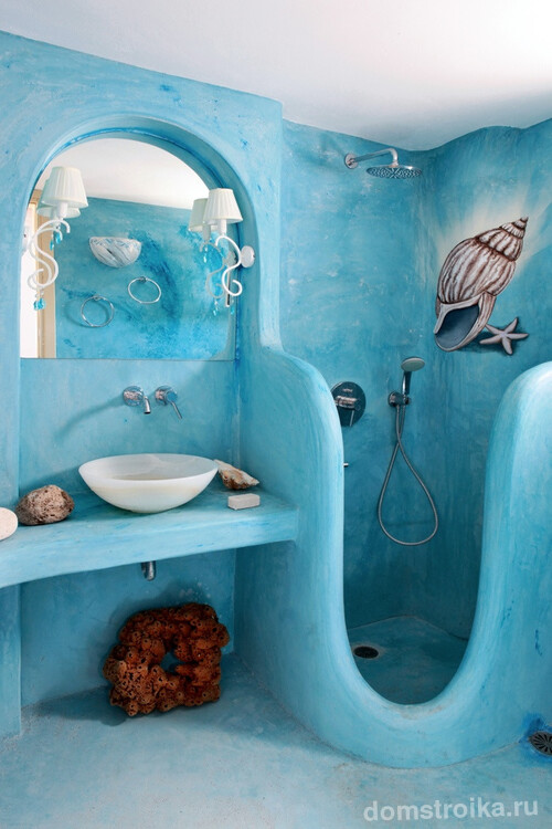 Ванная комната с покрашенными в голубой цвет стенами и полом - традиционная черта греческого стиля