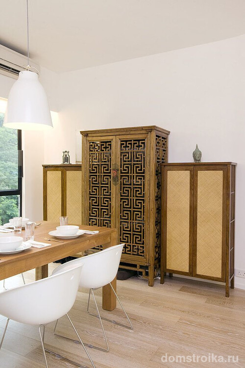 Простой деревянный сервант с вырезанными меандрами - достойное украшение столовой в греческом стиле
