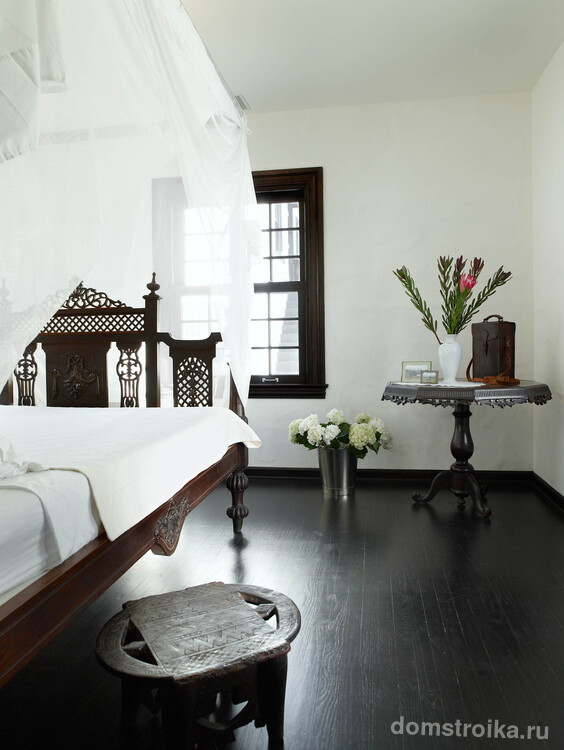 Ажурное изголовье кровати подчеркнет стилистику Греции у вашей спальне